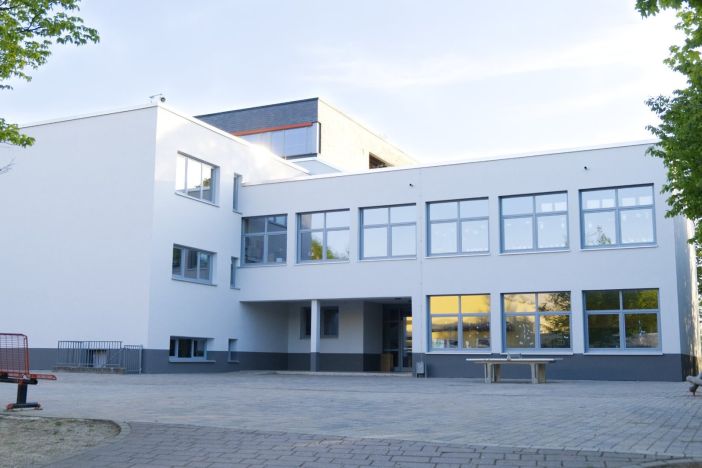 Blick vom Pausenhof aus auf die GMS 