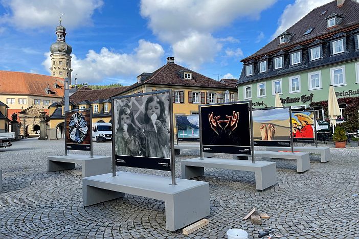 Ausgestellte Fotos auf dem Marktplatz