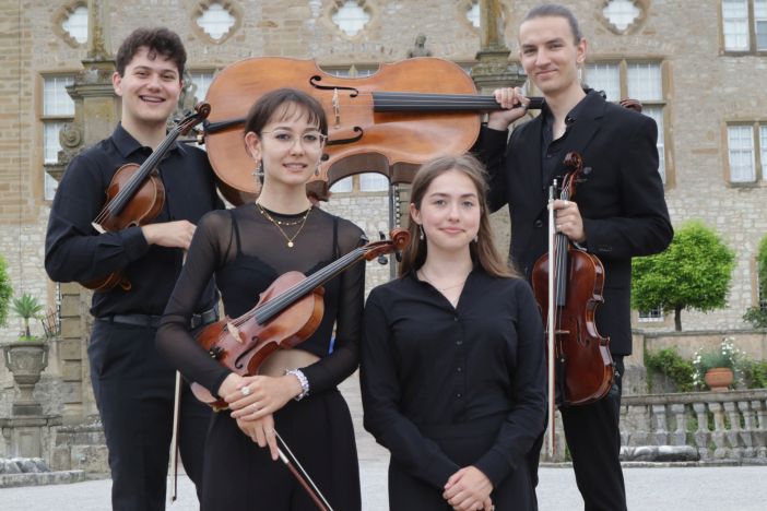 Musikakademie Schloss Weikersheim Junge Musiker vor Schloss Weikersheim