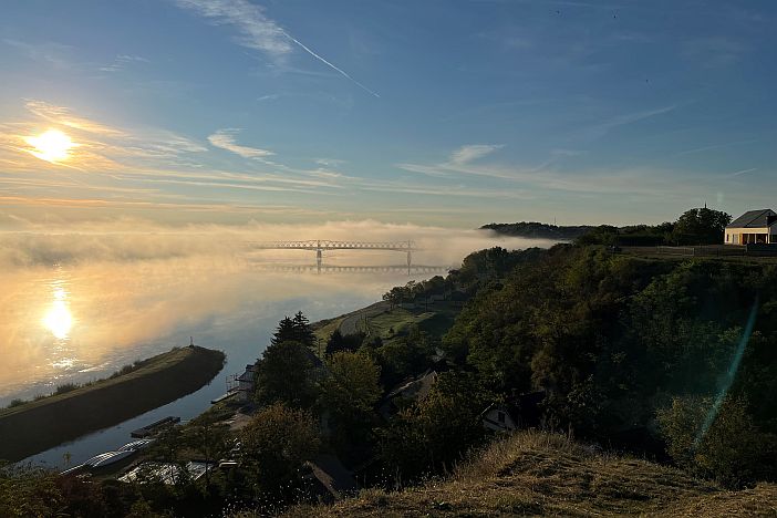 Blick auf die Donaubrücke bei Nebel 