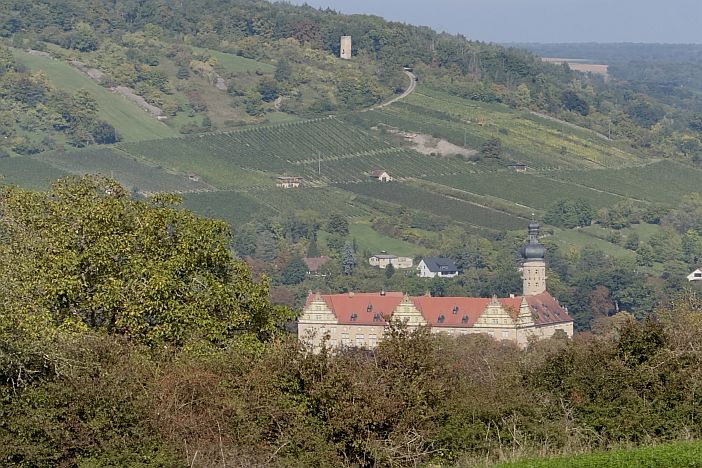 Schloss Weikersheim Schlossgebäude mit Blumen im Vordergrund