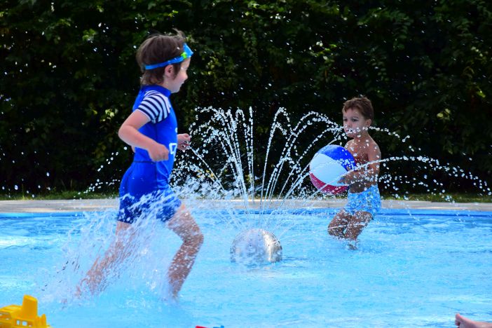 Kinder spielen im Freibad