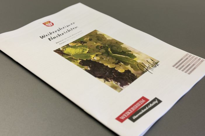 Amtsblatt auf einem grauen Tisch