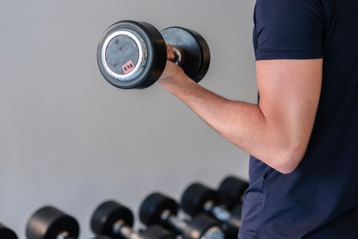 Arm mit Hantel in der Hand 