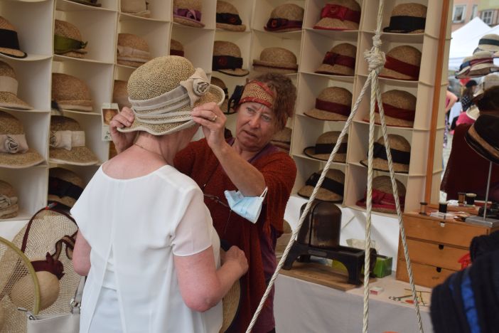 Anprobe eines Hutes auf dem Kunsthandwerkermarkt