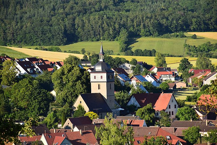 Blick auf Schäftersheim und die Kirche Schäftersheim