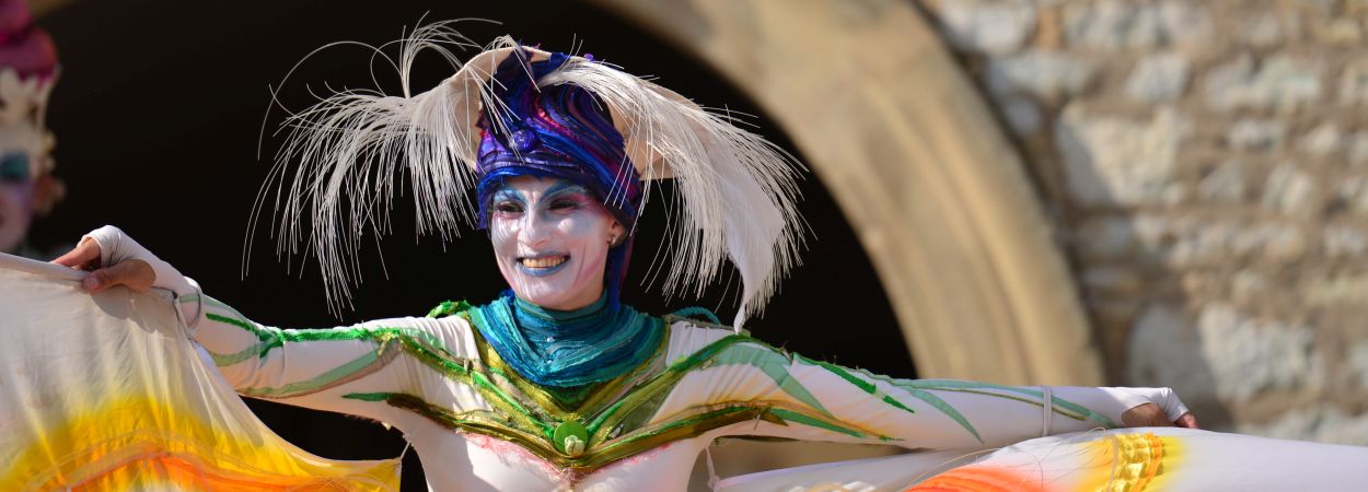 Stelzenläufer beim Hohenloher Kultursommer Verkleideter Stelzenläufer