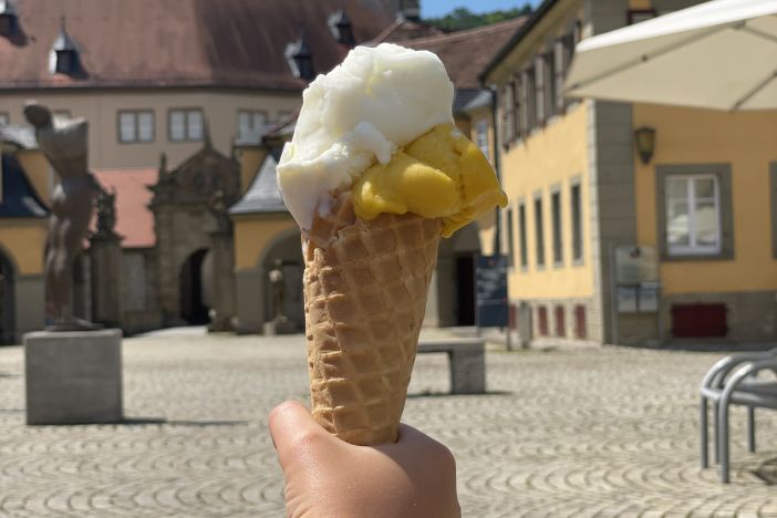 Eis essen in Weikersheim Kind hält Eis in der Hand
